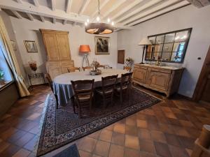 - une salle à manger avec une table et des chaises dans l'établissement Gîte L'Hôte-Antique, à Bouillon