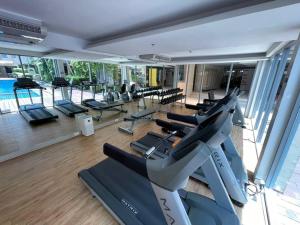 einen Fitnessraum mit Laufbändern und einem Pool in der Unterkunft Private room with 2 Bedroom & 2 Bathroom peaceful in Bangkok