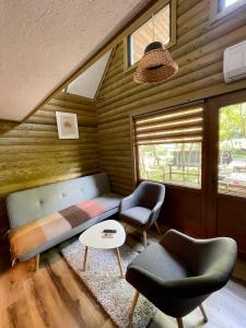 a living room with a couch and two chairs at Lake Side - Lângă Lac in Dunavăţu de Jos