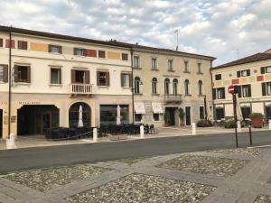 une rue vide dans une ville avec des bâtiments dans l'établissement Palazzo Maggiore Suite A, à Noale