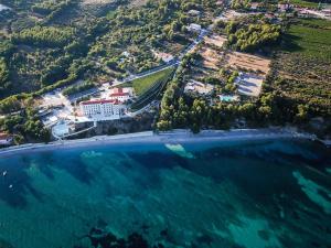 eine Luftansicht auf einen Strand und das Meer in der Unterkunft Villa Peljesac Majestic A Beautiful 8 Bedroom Villa Short Stroll Down the Path to the Beach in Orebić