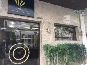 un negozio con un cartello d'oro sulla porta di Uniclass Hotel Pinheiros a San Paolo