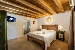 - une chambre avec un grand lit et des plafonds en bois dans l'établissement Agriturismo Il Bosco Camere, à Vittorio Veneto