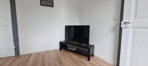 Μια τηλεόραση ή/και κέντρο ψυχαγωγίας στο Workers apartment in Stolberg