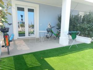 A garden outside Dolce Dimora Charme Mare
