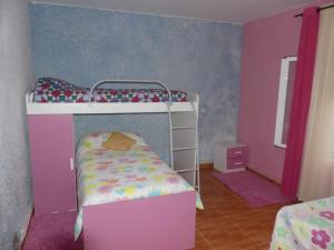 ein Schlafzimmer mit einem Etagenbett und einem Etagenbett in der Unterkunft VILLA LOS MOLINOS in Candeleda