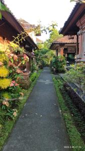 烏布的住宿－Yoga Homestay Ubud，花园内两栋建筑之间的走道