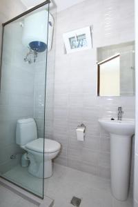 łazienka z toaletą i umywalką w obiekcie Sweet Home 2 in Shekvetili w mieście Shekhvetili