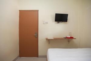 AVA Guesthouse Mitra RedDoorz Lampung的电视和/或娱乐中心