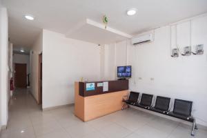 Area lobi atau resepsionis di AVA Guesthouse Mitra RedDoorz Lampung