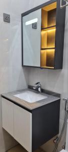 een badkamer met een wastafel en een spiegel bij Blue Haven Retreat in Thulusdhoo