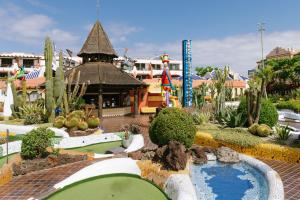 un complejo con piscina y parque acuático en Parque Santiago V Official en Playa de las Américas