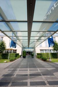 eine Glasdecke über einem Gehweg vor einem Gebäude in der Unterkunft Dorint Sanssouci Berlin/Potsdam in Potsdam