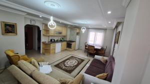 a living room with a couch and a kitchen at Cleopatra plajına 50mt deniz gören ferah 2+1 daire in Alanya