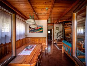 ein Esszimmer mit einem Holztisch in einem Haus in der Unterkunft Chalet della Civetta 