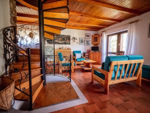 ein Wohnzimmer mit einer Treppe und ein Zimmer mit Stühlen in der Unterkunft Chalet della Civetta 