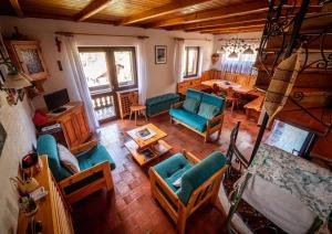 einen Blick über ein Wohnzimmer mit blauen Möbeln in der Unterkunft Chalet della Civetta 