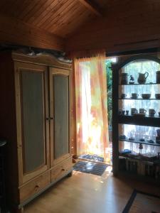 Zimmer mit Holzschrank und Fenster in der Unterkunft Ferienhaus Nele - a90930 in Kühlungsborn