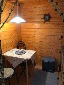 Zimmer mit einem Tisch und einer Uhr an der Wand in der Unterkunft Ferienhaus Nele - a90930 in Kühlungsborn