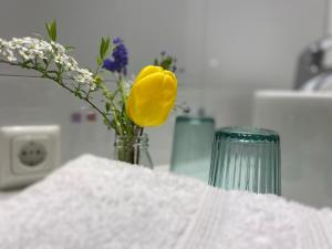 a yellow flower in a vase on a table at ZeitRaum10 in Leipzig