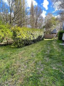 um quintal com uma cerca e um campo de relva em Gîte au 1er étage avec jardin em Azay-le-Rideau