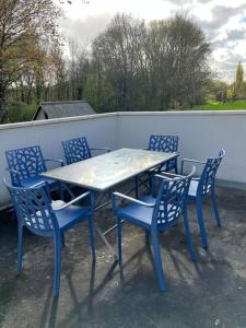 una mesa azul y sillas sentadas en un patio en Gîte au 1er étage avec jardin, en Azay-le-Rideau