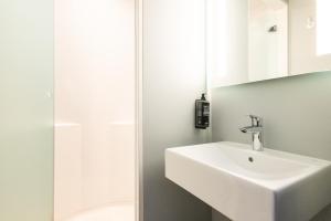 Koupelna v ubytování ibis budget Nanterre la Defense + 37 fotografií