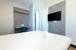 TV a/nebo společenská místnost v ubytování ibis budget Nanterre la Defense