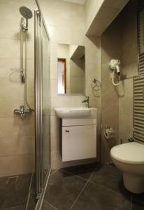 Phòng tắm tại Goren Hotel