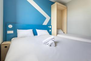 Postel nebo postele na pokoji v ubytování ibis budget Nanterre la Defense