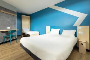 Postel nebo postele na pokoji v ubytování ibis budget Nanterre la Defense