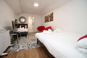 Uma cama ou camas num quarto em Lovely Studio Flat, Free Parking-Near City Centre