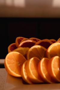 una pila de rodajas de naranja en una tabla de cortar en Hotel Riomar, Ibiza, a Tribute Portfolio Hotel, en Santa Eulària des Riu