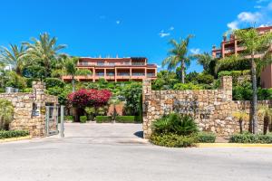 una pared de piedra con un edificio en el fondo en Los Flamingos Luxurious-Royal Flamingos, en Estepona