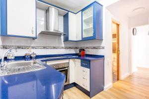 Kuchyňa alebo kuchynka v ubytovaní Expoholidays- Apartaments Paseo Marítimo + 37 fotografií