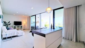una cucina e un soggiorno con vista su un soggiorno di AA Guest - Luxury Paradise Eco Apartment Higueron a Fuengirola