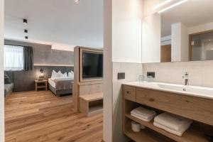 Postel nebo postele na pokoji v ubytování Hotel Niblea Dolomites
