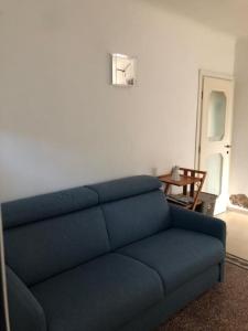 - un canapé bleu dans le salon avec une table dans l'établissement Salvo e Angela, à Lerici