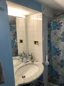 La salle de bains est pourvue d'un lavabo et d'un miroir. dans l'établissement Salvo e Angela, à Lerici
