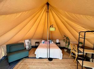 um quarto com uma cama numa tenda em Porto Santo Destination em Porto Santo