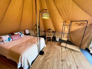 Tempat tidur dalam kamar di Porto Santo Destination
