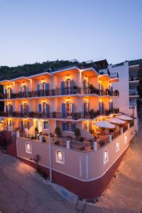 una vista aerea di un hotel di notte di Maria Studios a Poros