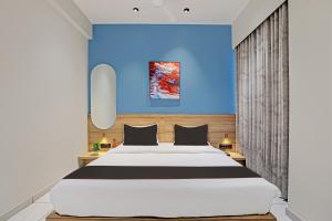 Un pat sau paturi într-o cameră la HOTEL LEE PLATINUM