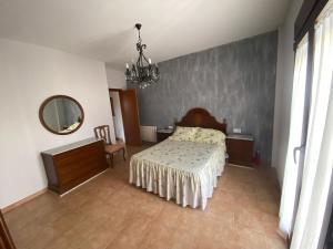 a bedroom with a bed and a mirror at La cerrada in El Collado