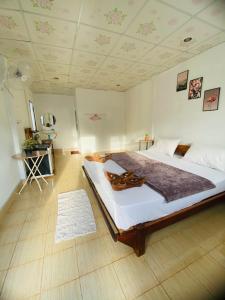ein Schlafzimmer mit einem großen Bett und einer Decke in der Unterkunft Baan phuwamin in Ko Lanta