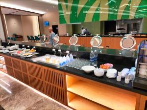 ein Buffet in einem Hotel mit Essen darauf in der Unterkunft Tulip Inn Majan Hotel in Salalah
