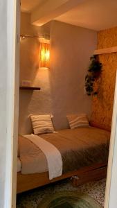 ein Schlafzimmer mit einem Bett in einem Zimmer in der Unterkunft Studio Squirrel in La Nucía