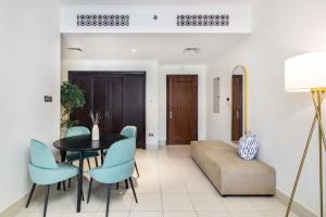 Posezení v ubytování Stylish 1-bedroom Downtown Dubai