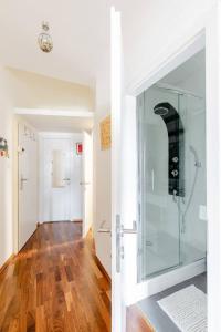 a hallway with a glass shower in a room at Apartment Untere Donaustrasse in Vienna