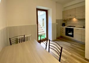 uma cozinha com mesa e cadeiras num quarto em Locanda del Buon Cammino em Chiusi della Verna